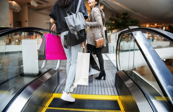 Las Mujeres Disfrutan Compras Juntas Centro Comercial —  Fotos de Stock