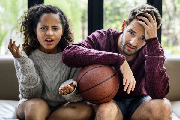 Молодая Пара Смотрит Баскетбольный Матч Дома — стоковое фото