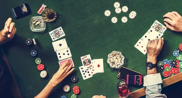 テーブルのカジノでポーカーをプレーする人のトップ ビュー — ストック写真