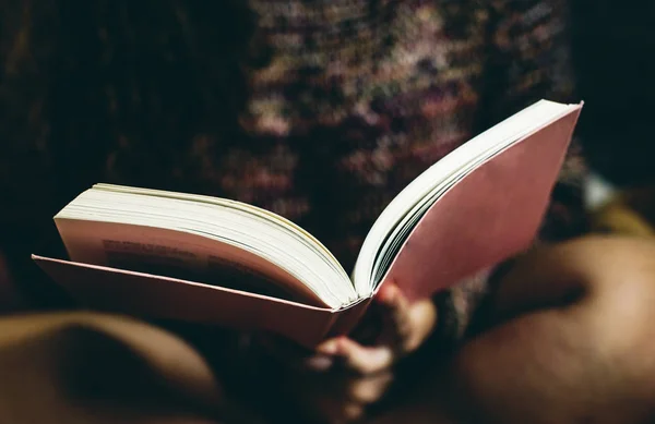 Gadis Remaja Membaca Buku Kamar Tidur — Stok Foto