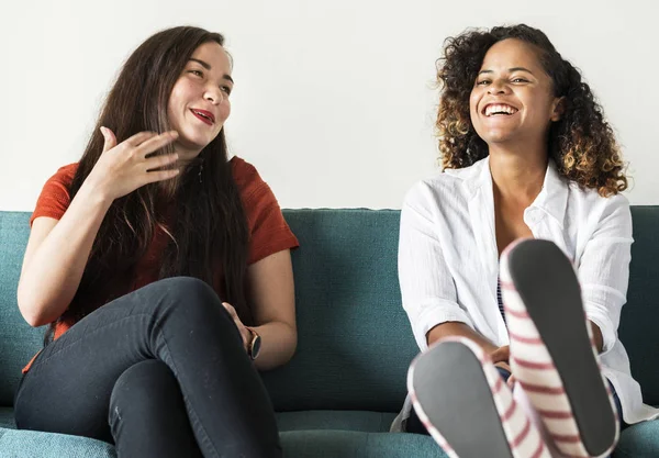 Girls Talking Together Couch — Stock Photo, Image