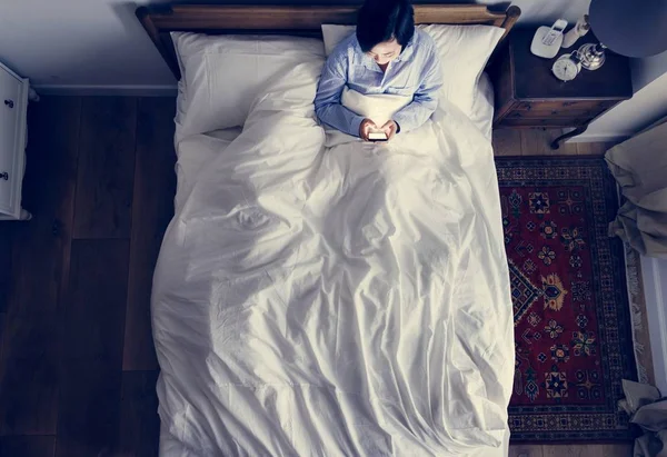 Kvinna Säng Med Hennes Mobiltelefon Mörkret — Stockfoto