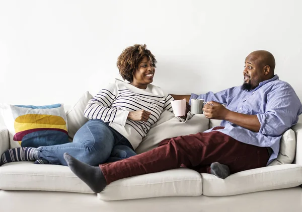 Pareja Feliz Relajándose Sofá —  Fotos de Stock