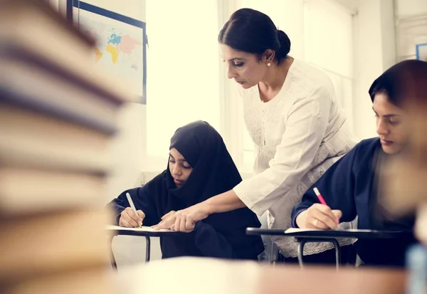 Diversas Meninas Muçulmanas Estudando Sala Aula — Fotografia de Stock