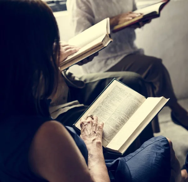 Ομάδα Ανθρώπων Χριστιανισμού Ανάγνωση Βίβλων Μαζί — Φωτογραφία Αρχείου