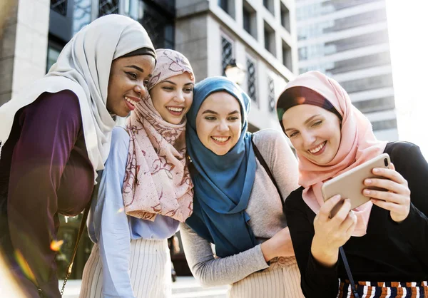Csoport Iszlám Nők Látszó Smartphone — Stock Fotó