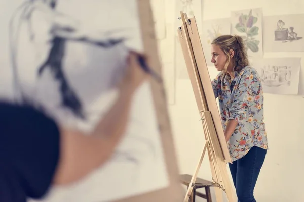 Mujer Trabajando Pintura —  Fotos de Stock