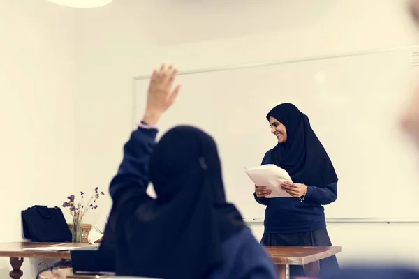 Różnych Dziewczyn Muzułmańskiej Nauki Klasie — Zdjęcie stockowe