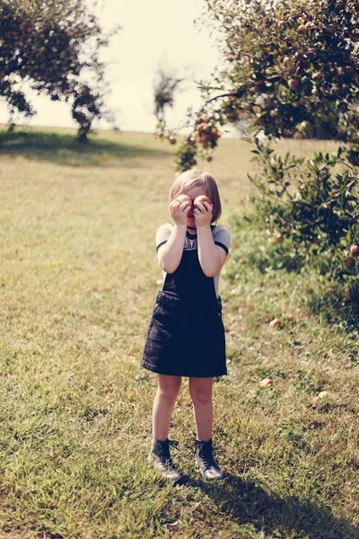 Menina Brincando Uma Fazenda — Fotografia de Stock