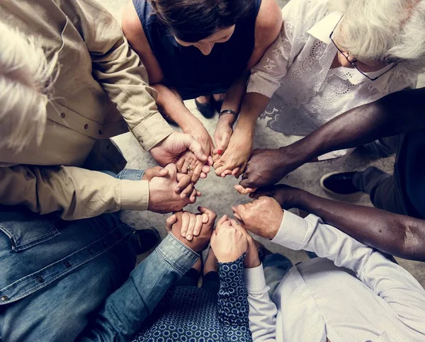 Група Різноманітних Рук Тримають Один Одного Підтримують Разом Командну Роботу — стокове фото