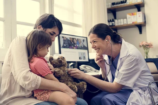 Jeune Patient Reçoit Diagnostic Médecin — Photo