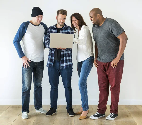 Grupo Amigos Diversos Usando Laptop Juntos — Fotografia de Stock