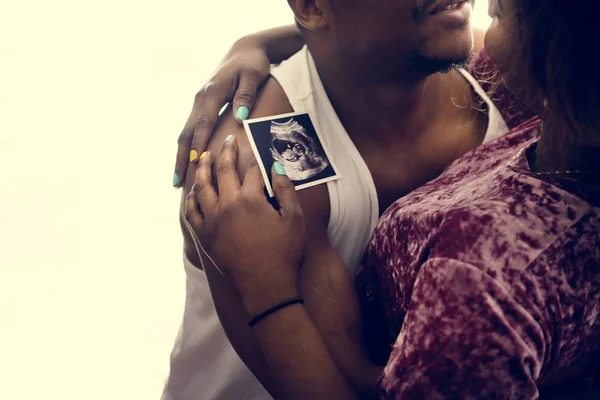 Afrikaanse Paar Met Baby Echografie Foto Scannen — Stockfoto