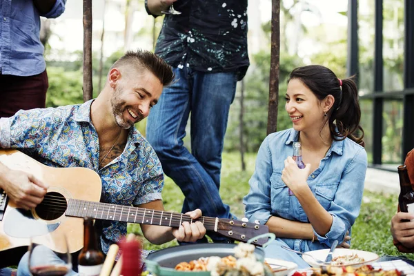 Grupp Människor Njuta Musiken Tillsammans — Stockfoto