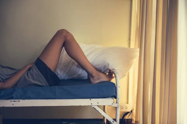 Donna Sdraiata Sul Letto Casa Camera Immagine Ritagliata Delle Gambe — Foto Stock