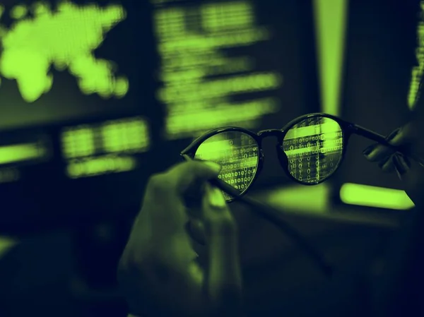 Cyberprzestępczość Kodu Oprogramowania Osoba Posiadająca Okulary Zielony Stonowanych Obrazu — Zdjęcie stockowe