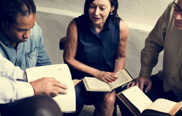 Gruppera Kristendomen Människor Läser Bibeln Tillsammans — Stockfoto