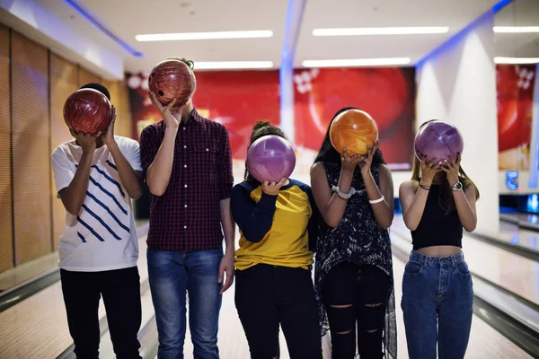 Amis Bowling Ensemble Intérieur — Photo