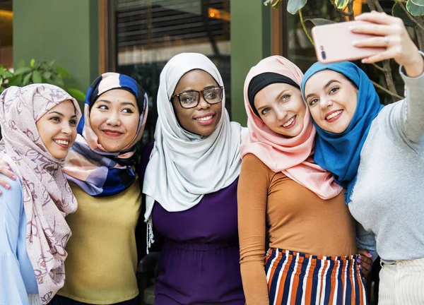 Grupo Mulheres Islâmicas Fazendo Selfie Telefone Inteligente — Fotografia de Stock