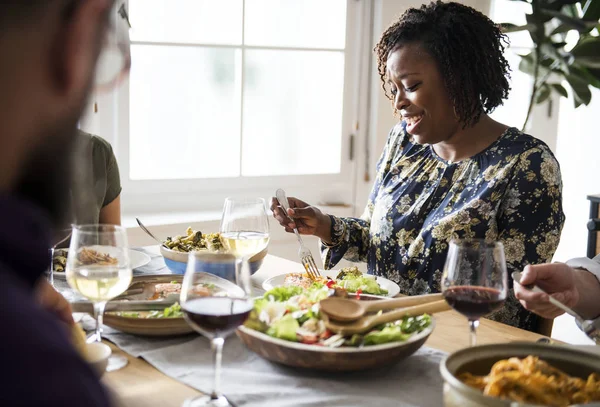 Amigos Reunidos Tendo Comida Italiana Juntos — Fotografia de Stock