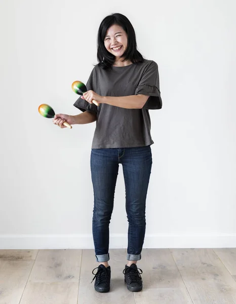 Asiática Étnica Chica Jugando Maracas — Foto de Stock