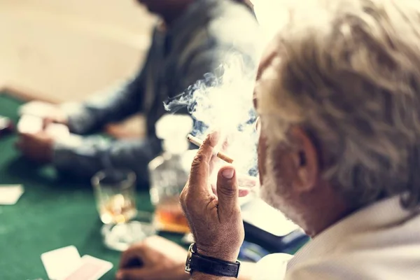 Een Man Die Roken Een Gokken Cirkel — Stockfoto