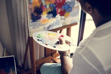 Onun sanat eseri yapan Afrikalı sanatçı erkek