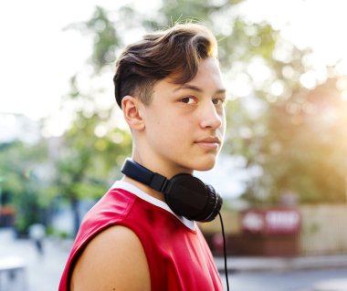 Açık havada kamera portre seyir sportif genç çocuk