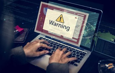 laptop klavye, uyarı işareti çalışma el yakın çekim 