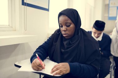 çeşitli Müslüman çocukların sınıfta eğitim