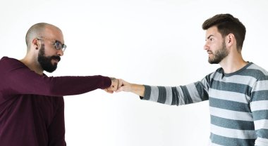 İnsanlar birlikte onların yumruk çarpmak