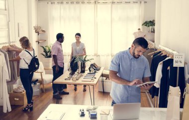 Perakende kumaş dükkanında çalışan adam