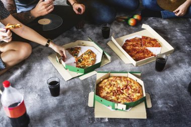 İnsanlar yemek yiyorsunuz