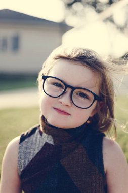 Genç bir kız çiftlikte eğleniyor.