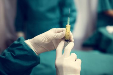 Doktor vurdu bir şırınga hazırlanıyor