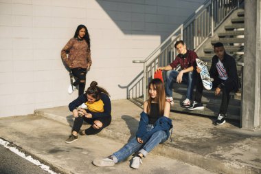 Grup okul arkadaşlar açık havada yaşam tarzının ve sonra okul mekân kavramı