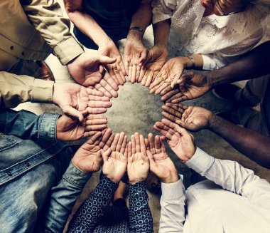 Grup çeşitli eller daire destek birlikte ekip çalışması hava görünümünü palms