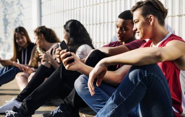 Genç Genç arkadaş birlikte smartphone sosyal medya kavramı kullanılarak soğutma grubu