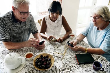 Cep telefonu kullaranarak çeşitli üst düzey insanların grup