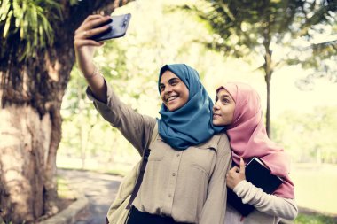 cep telefonu kullaranarak öğrenci grubu