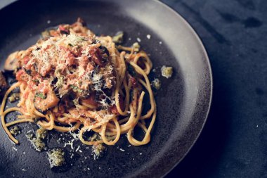 Spaghettti kadar siyah plaka üzerinde kapatın