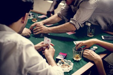 Casino Poker oynamaya arkadaşlar
