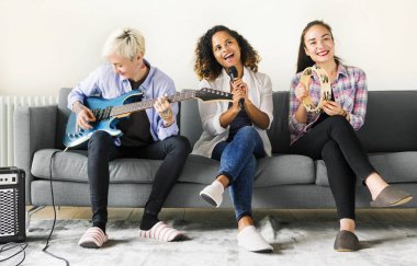 Bir grup insan müzik simgeleri zevk