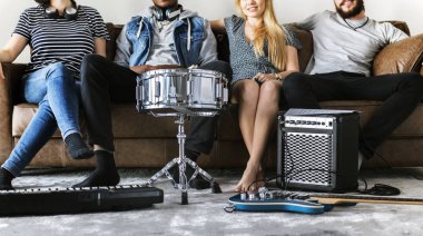 İnsanlar evde müzik keyfi 