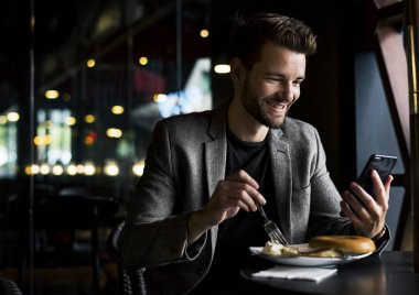 Adam onun telefonunuzda ileti okuma