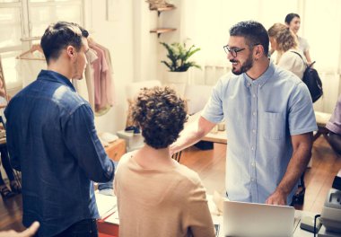 İnsanlar alışveriş çalışma