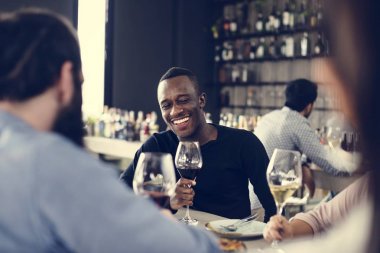 İnsanlar bir restoranda yemek yiyorsunuz