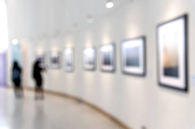 Bir sanat sergisi zevk insanlar