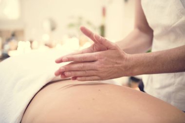 spa salonunda masaj yaptırdığım kadın 