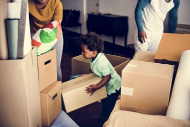 Afrika aile yeni eve taşınma